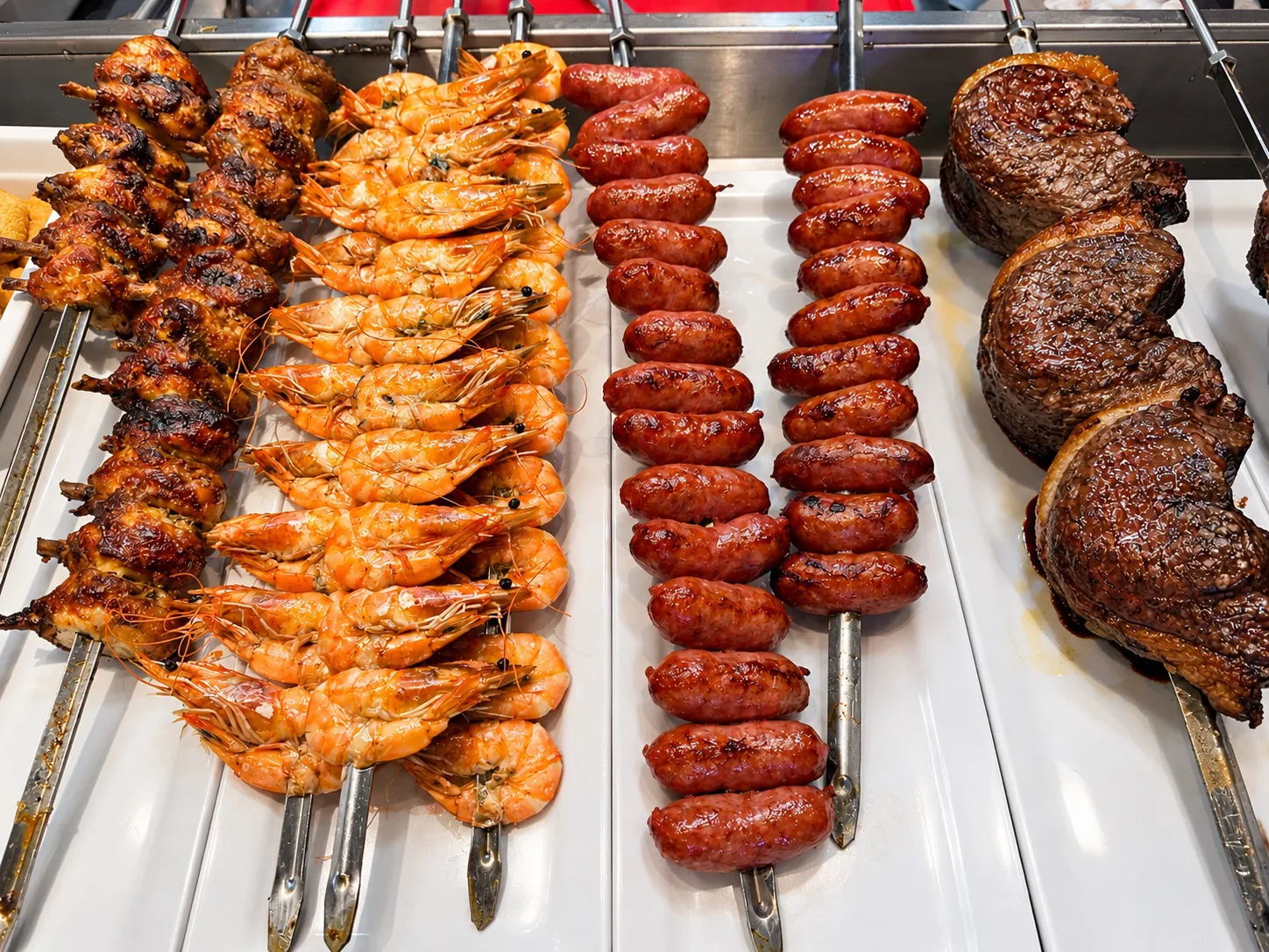 Seleção de carnes, marisco e enchidos na grelha